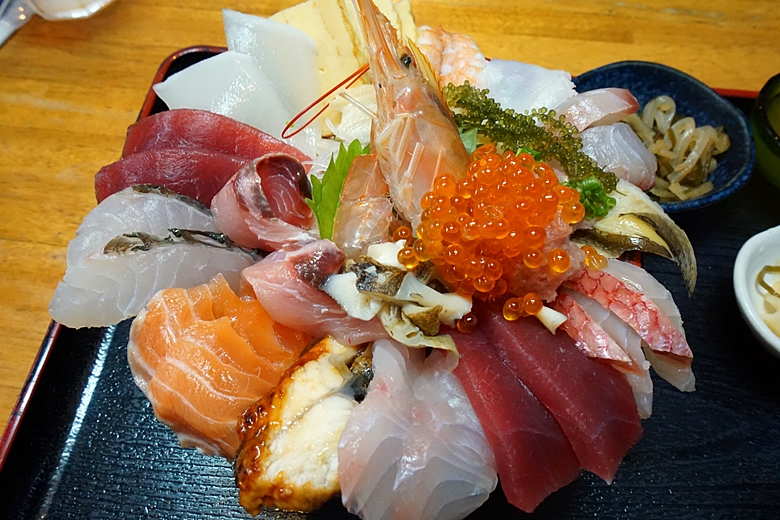 魚まる　沖縄　海鮮丼