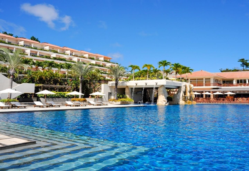 『カヌチャベイホテル&ヴィラズ』カート移動必須の沖縄最大級リゾートホテル